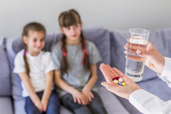 Chó con bị giun sán gây suy dinh dưỡng và kém phát triển, cần tẩy giun cho chó con 1 tháng tuổi.