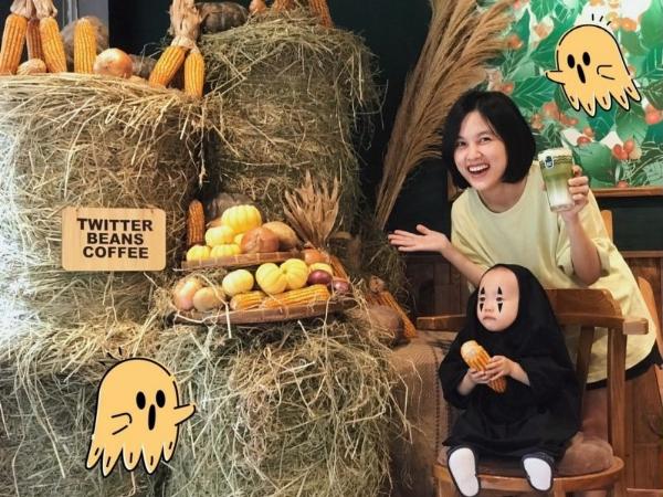 Người đang chọn một chiếc gương soi toàn thân lớn để chụp ảnh, thể hiện sự chuẩn bị kỹ lưỡng