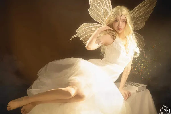 Cô gái tạo dáng vui tươi bên chùm bóng bay pastel, background đơn giản, thể hiện sự hồn nhiên trong ngày sinh nhật.