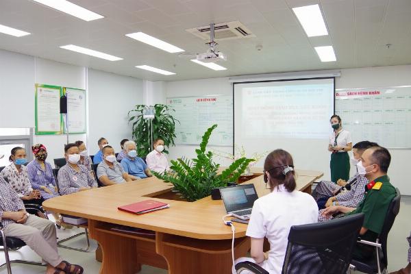 Hình ảnh một chú mèo đang được chăm sóc y tế, có thể đang truyền dịch hoặc uống thuốc, minh họa quá trình điều trị hỗ trợ.