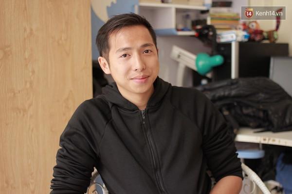 Một chú Doberman đang được bác sĩ thú y kiểm tra sức khỏe, nhấn mạnh tầm quan trọng của việc chăm sóc y tế định kỳ.