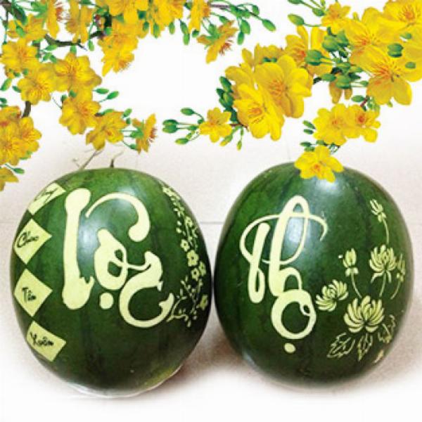 Dưa hấu khắc chữ thư pháp "Tài Lộc" với đường nét tinh xảo, thể hiện sự giàu sang, thịnh vượng.