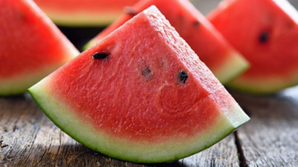 Dưa hấu khắc đã hoàn thành được bảo quản trong tủ lạnh hoặc nơi thoáng mát để giữ độ tươi và nét đẹp.