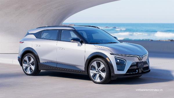 Cụm hoa tươi được trang trí nổi bật chính giữa nắp capo của xe hoa cưới màu trắng, tạo vẻ đẹp truyền thống và sang trọng.