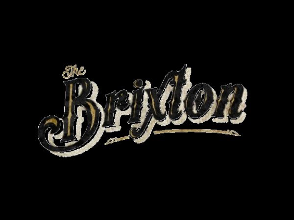 Một cặp đôi đang cùng nhau tự trang trí xe hoa cưới bằng hoa tươi và ruy băng, thể hiện sự tỉ mỉ và tình cảm dành cho ngày trọng đại.