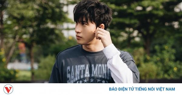 Vương Tinh Việt với vẻ ngoài thư sinh, phong thái tự tin thể hiện chân dung ngôi sao trẻ đang lên.