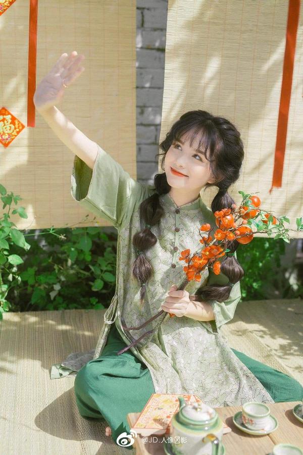 Một người phụ nữ trẻ tự tin tạo dáng chụp ảnh đứng ngoài trời với phong cách năng động và vui vẻ.