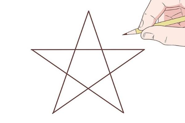 Một bàn tay đang vẽ ngôi sao 5 cánh đơn giản trên giấy bằng bút chì và thước kẻ, thể hiện các bước hướng dẫn vẽ ngôi sao 5 cánh một cách dễ hiểu