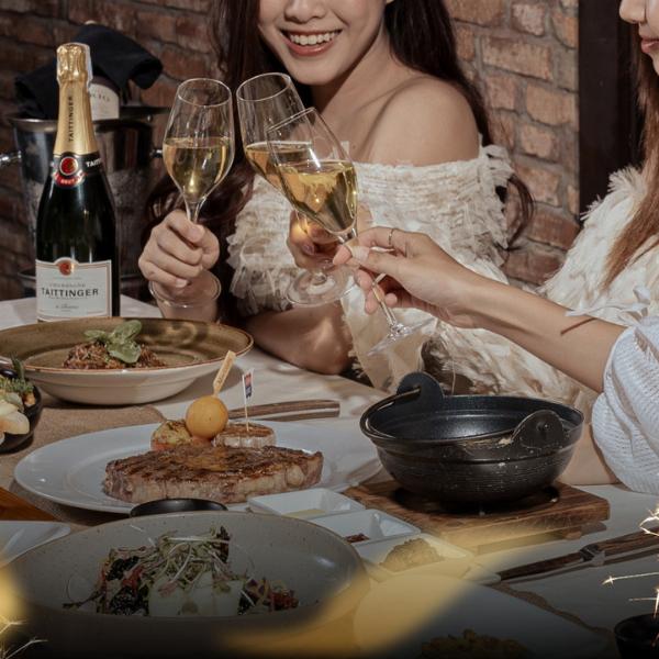 Gia đình quây quần bên nhau trong không gian ấm cúng, mừng Happy Women's Day 20/10