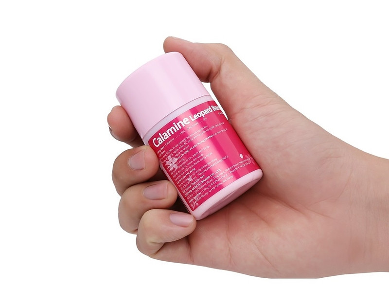 Hộp thuốc bôi ngoài da Calamine giúp giảm ngứa do côn trùng cắn