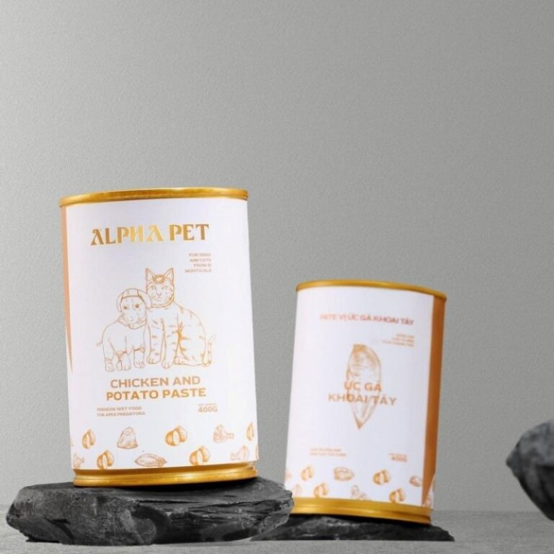 Một chén thức ăn dinh dưỡng màu nâu dành cho mèo, đặt trên nền gỗ, thể hiện bữa ăn chất lượng.