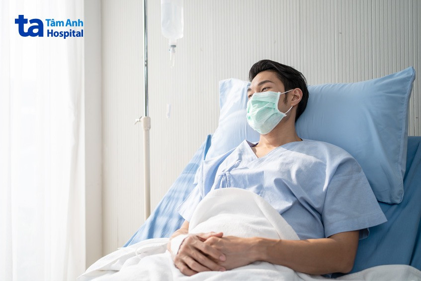 Người bệnh viêm phổi cần sớm đến bệnh viện để được thăm khám và điều trị kịp thời, đặc biệt khi có biến chứng