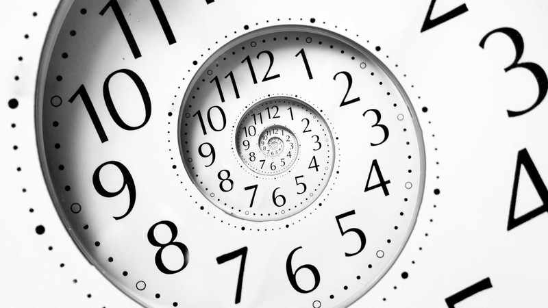 Đồng hồ số hiển thị đúng 24:00:00, tượng trưng cho một ngày trọn vẹn
