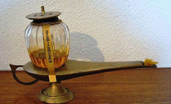 Đèn dầu cổ xưa, một trong những phương tiện đầu tiên được con người sử dụng để đo thời gian