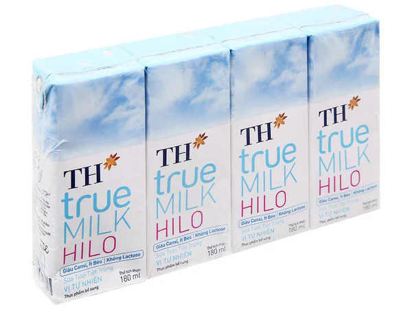 Mèo con đang thích thú uống sữa từ bình