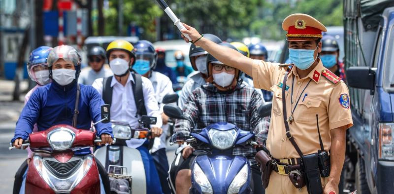 Người dân tham gia giao thông tuân thủ quy định pháp luật