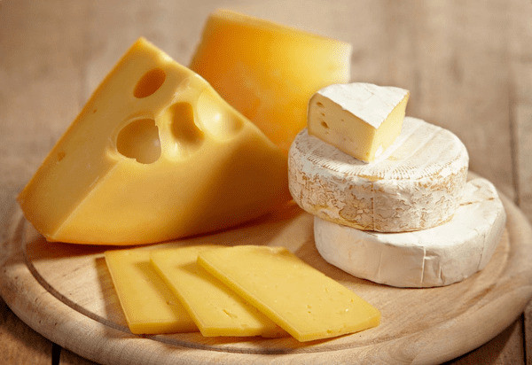 Phô mai giàu protein, canxi và các vitamin cần thiết cho sự phát triển của xương và cơ bắp ở chó