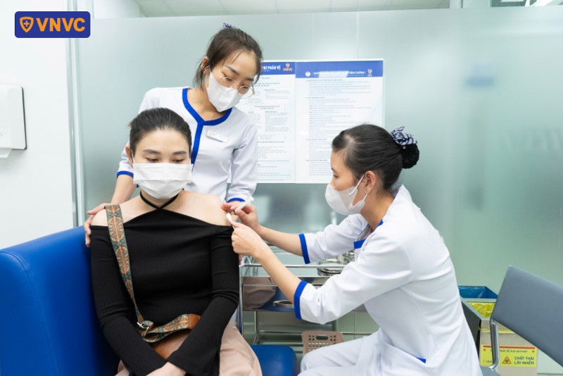 Người bị mèo cào nên tiêm vắc xin dại và uốn ván kịp thời