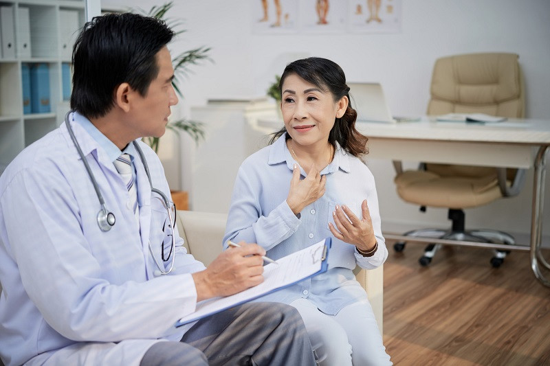 Nên gặp bác sĩ thăm khám để biết chính xác bị mèo cắn chảy máu có cần tiêm phòng không