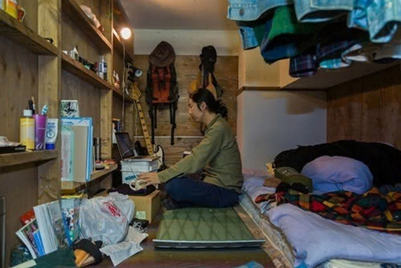 Một người phụ nữ đang vò đầu bứt tai, thể hiện sự băn khoăn khi lựa chọn từ ngữ