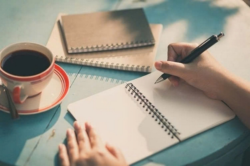 Một người phụ nữ đang nói chuyện điện thoại với vẻ mặt suy tư, minh họa cho việc giao tiếp và trao đổi thông tin