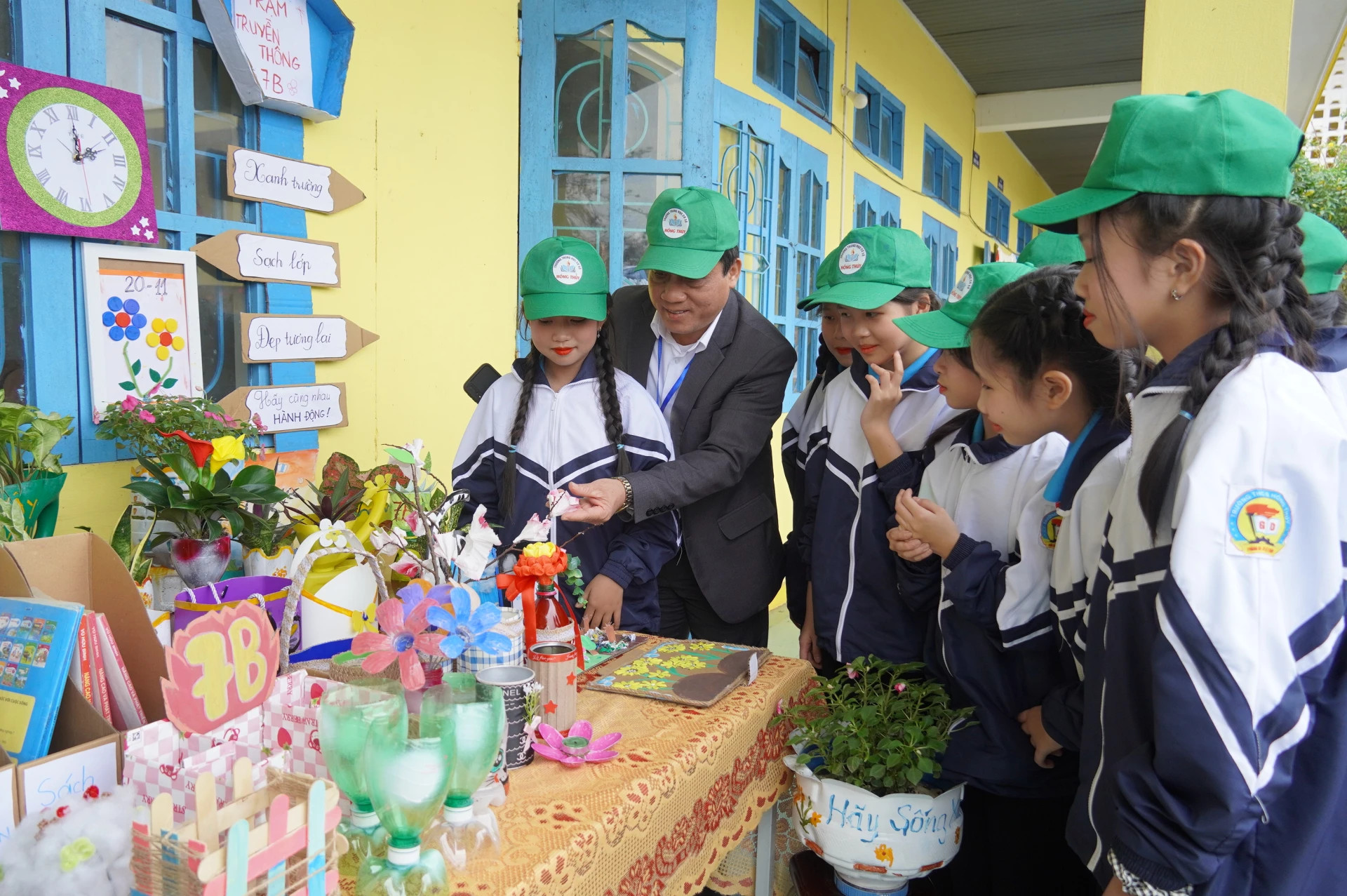 Học sinh chuyển tải thông điệp bảo vệ môi trường bằng nhiều hình thức