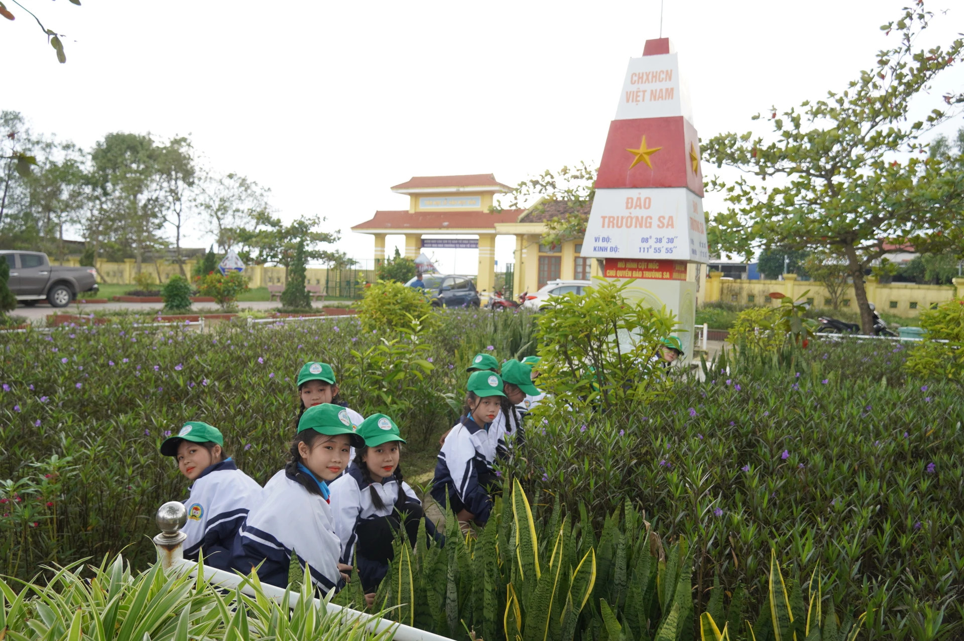 Học sinh Trường THCS Hồng Thủy chăm sóc cây xanh, niềm vui mỗi ngày