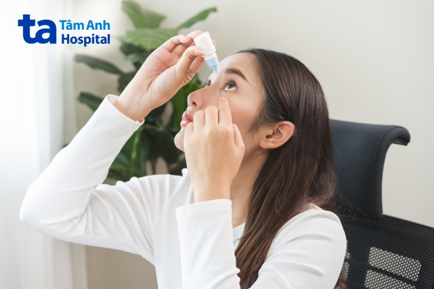 Sử dụng thuốc nhỏ mắt kháng sinh hoặc kháng virus theo chỉ định của bác sĩ để điều trị tình trạng mắt đổ ghèn bất thường