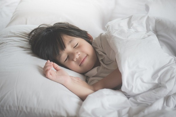 Chất lượng giấc ngủ tốt có ảnh hưởng tích cực đến sự phát triển chiều cao của trẻ