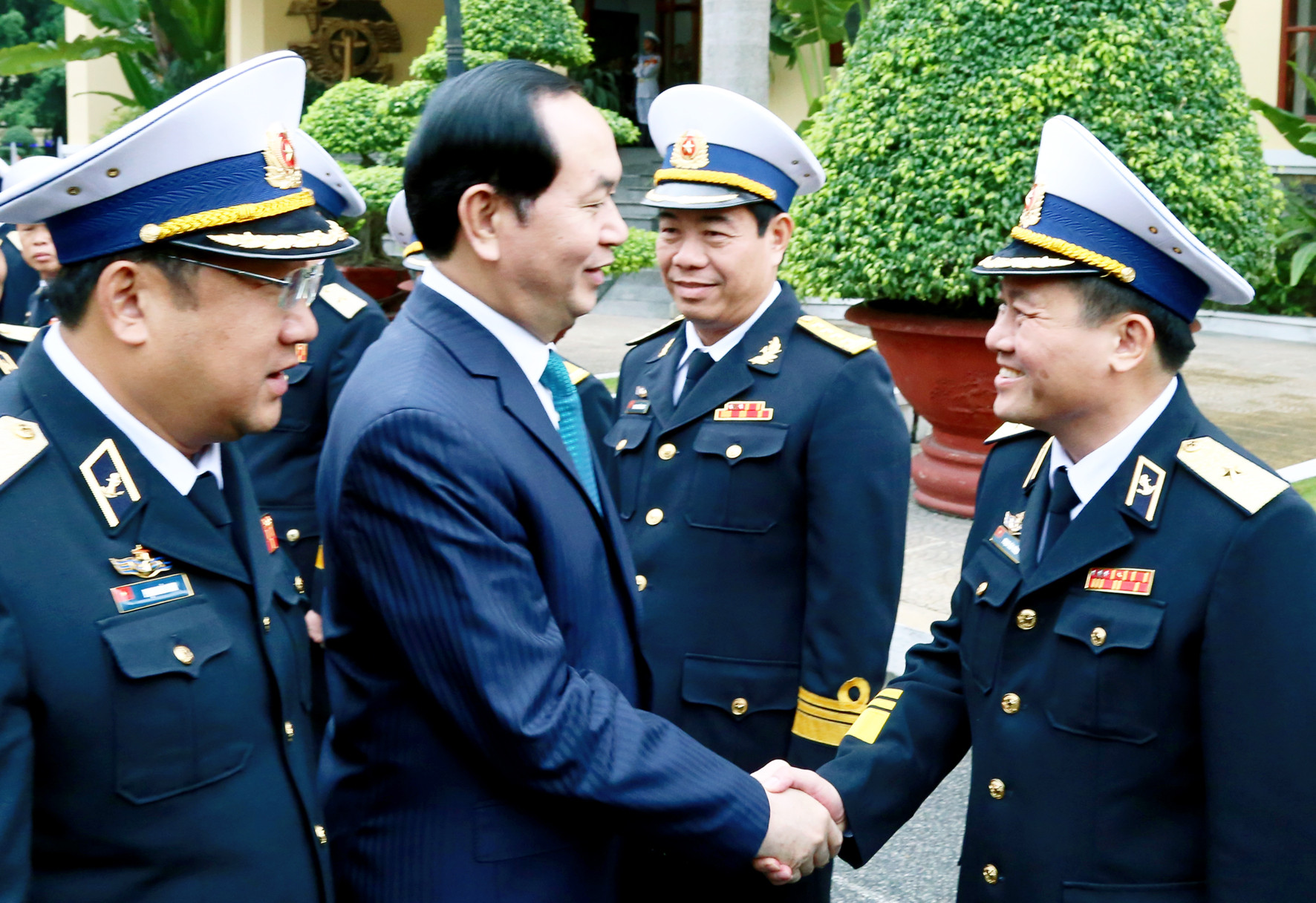 Chủ tịch nước Trần Đại Quang trò chuyện cùng cán bộ và chiến sĩ Hải quân Việt Nam
